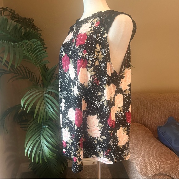 Torrid black floral sleeveless lace stretch top - Picture 3 of 9